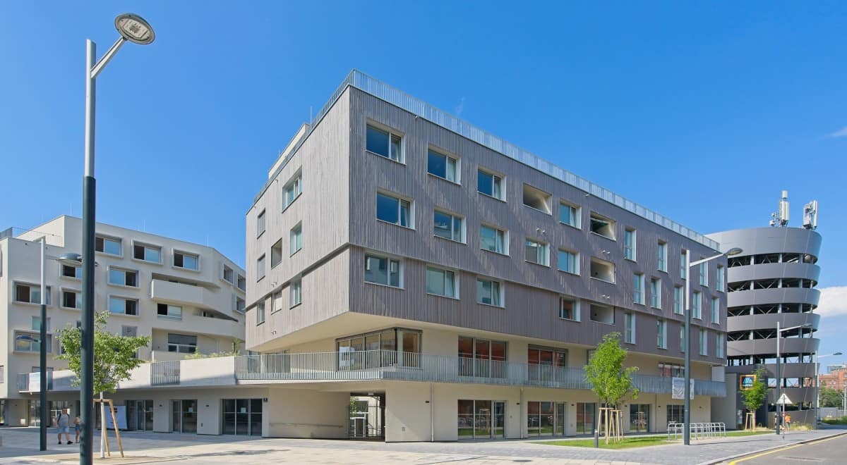 Aut Kftz01210 Am Stadtbalkon Wohngruppe 1100 Wien V2 C Filmgut Thomas Zeller 1200x660